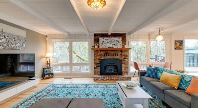 Spacious Grants Pass Home w/ Hot Tub & Views!, Book Hotel Hoteller i Grants Pass med parkering, Parkering
