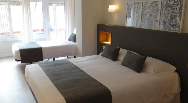 Четырёхместный номер Superior Hostal El Ninot