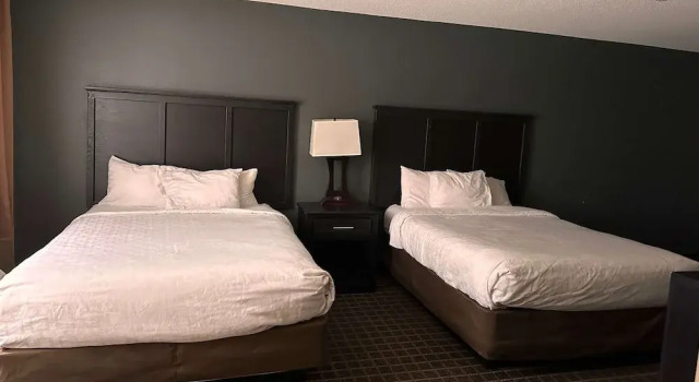 Четырёхместный люкс Days Inn & Suites by Wyndham Norton Shores Muskegon
