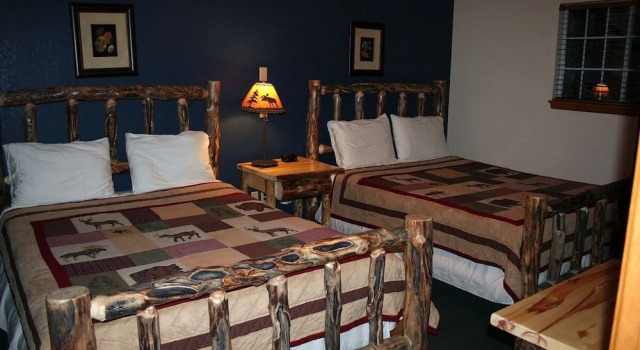 Timber Creek Chalets: 12 1 Bedroom Chalet, Забронировать Шале Отели Эстес-Парк с парковкой, Парковка