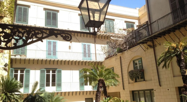 Palazzo Artale Holiday Homes, Забронировать Отель Отели Палермо с парковкой, рядом с Кафедральный собор, Парковка