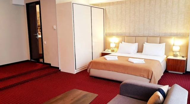 Nice Room Hotel  Wine Brasserie, Забронировать Отель Отели Тбилиси с парковкой, рядом с Стадион имени Михаила Месхи, Парковка