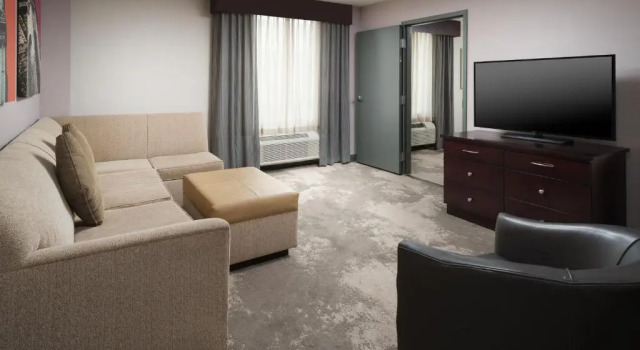 Suite mit Poolblick DoubleTree by Hilton Hotel Chattanooga Downtown