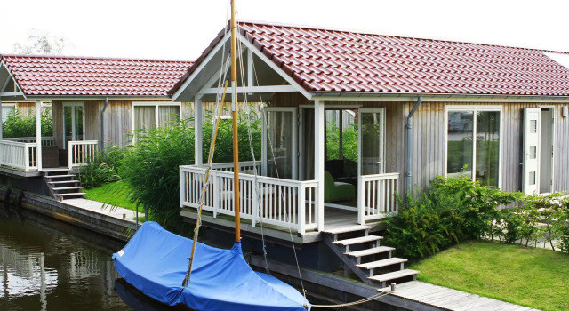 Cozy Chalet Right on the Water in Friesland, Rezervovat Chata Chaty v Friesland, Chalupa