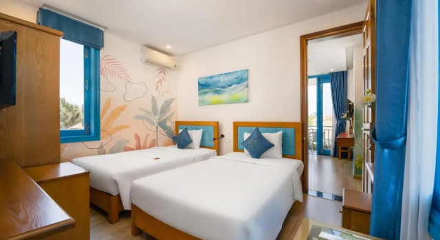Семейный люкс с балконом Hoi An Seaside Villa