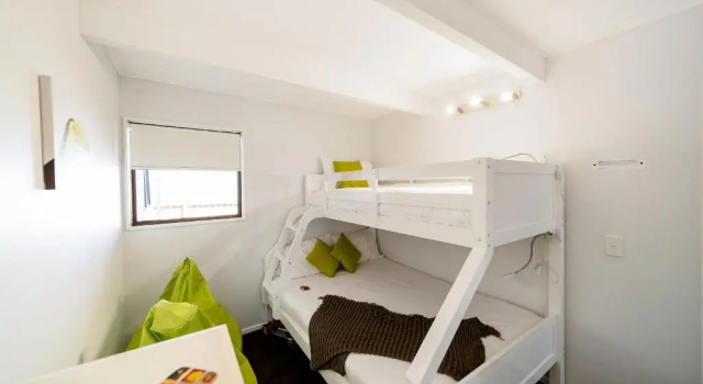 Central, Modern Loft Style Home - 2 Min walk from Town, Забронировать Отель Куинстаун 