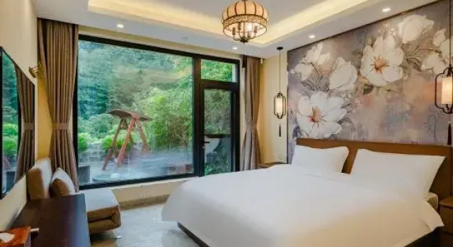 Люкс Comfort с 3 комнатами Flower Inn Hotel