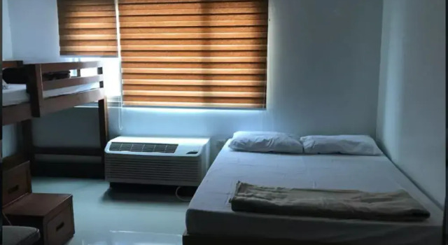 Condo Unit for 3 in Greenhills San Juan, Rezerwuj Hotel Hotele w National Capital Region z basenem, Basen