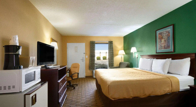 Четырёхместный номер Standard Red Roof Inn & Suites Duncan