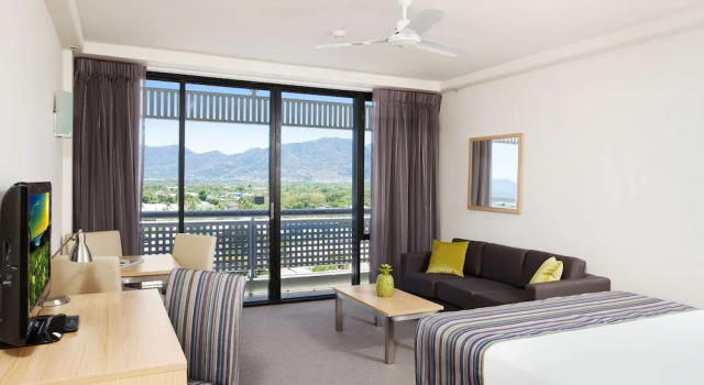 Двухместный номер Standard с балконом и с видом на горы Rydges Esplanade Resort Cairns
