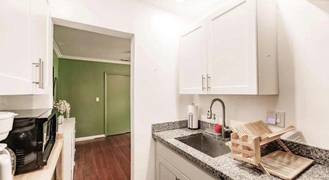 Коттедж Uhost AI Quaint 1BR w Patio Kitchenette