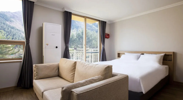Номер Premier с балконом Kensington Resort Gapyeong