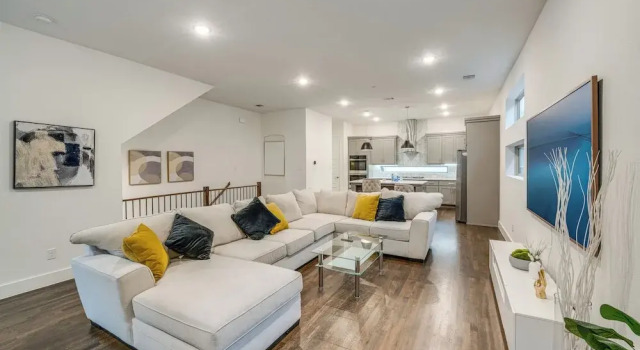 Коттедж 10 Mi to Dtwn Dallas: Sleek Retreat w/ Balcony