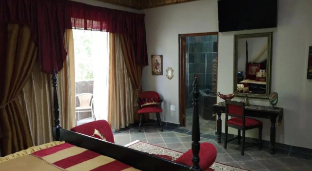 Номер Deluxe с балконом Excalibur Boutique Hotel