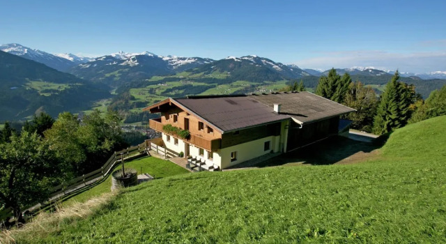 Шале с балконом Gorgeous Chalet with Hot Tub in Tyrol