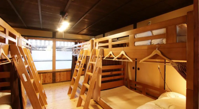 Кровать в общем номере Iwamura Guest House Yanagiya