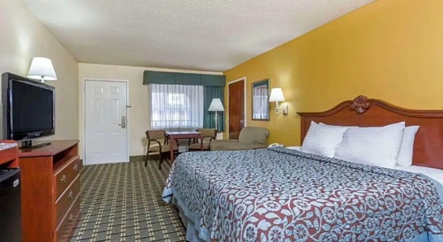 Двухместный номер Smoking Days Inn & Suites by Wyndham Warner Robins Near Robins AFB