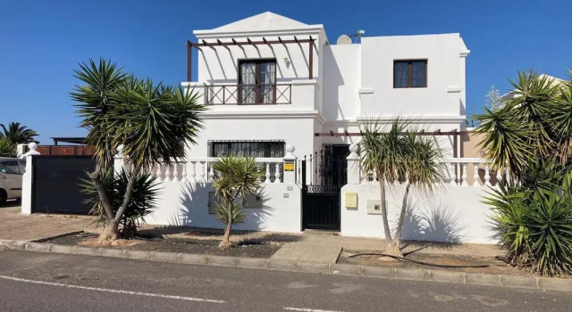 Luxury Villa - Sleeps 4, Hottub Jacuzzi & Parking