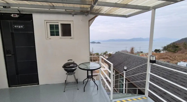 Номер Standard c 1 комнатой с балконом Yeosu Dulggot Pension