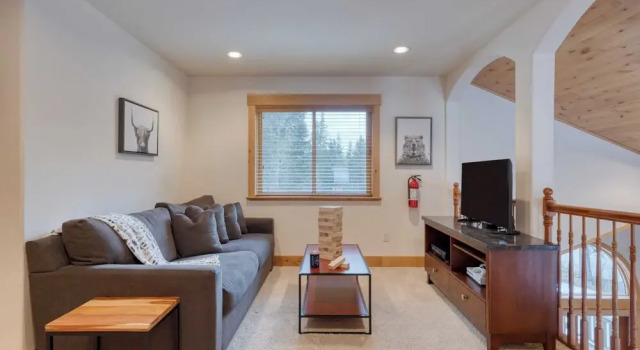 5 Mins to Ski Resort Ping Pong, Pool Table, Deck Donner Ridge by Avantstay