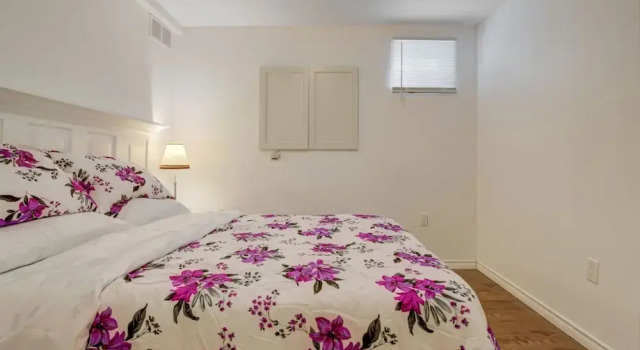 Comfortable Whitby 2 Bedroom Lower Suite, Réserver Maison de vacances Villas à Durham Region, Villa