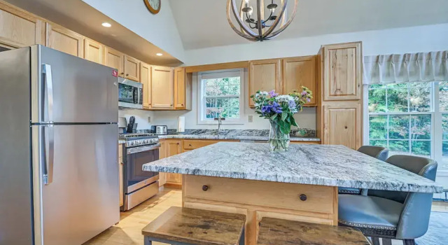 Family Ski Getaway w/ Hot Tub, Near Cranmore!
