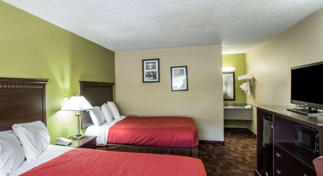 Четырёхместный номер Standard Econo Lodge Biltmore