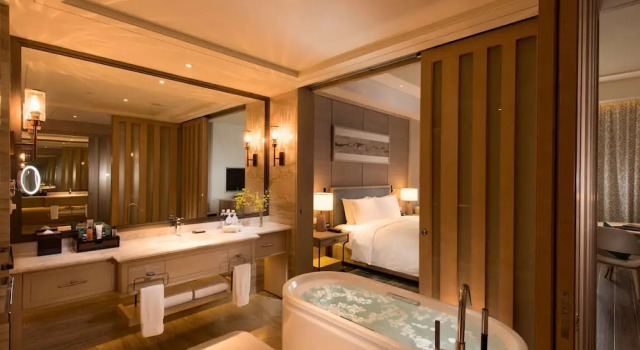 Двухместный номер Standard с балконом Hilton Yuxi Fuxian Lake