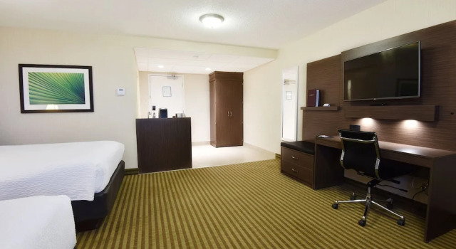 Четырёхместный номер Deluxe Victoria Inn Hotel and Convention Center Winnipeg
