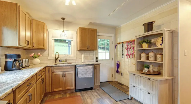Коттедж Waterfront Haven w/ Boat Dock! Fort Ann Retreat