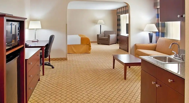 Двухместный люкс c 1 комнатой Holiday Inn Express Hotel & Suites Wichita Airport by IHG