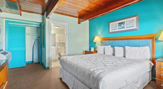 Oceanfront Inn Room #7 - Partial Ocean View - King Bed, Buchen Sie Hotel Fort Pierce Shores Florida