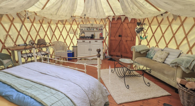 Yewberrie Yurt, Varaa Lomakoti  