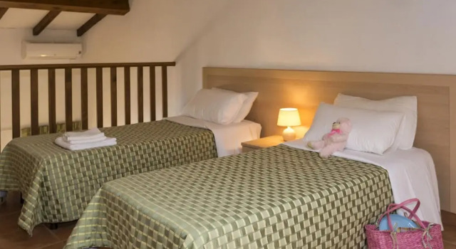 Spacious apartment with balcony on the east coast of Corsica, Varaa Huoneisto Linguizzetta 