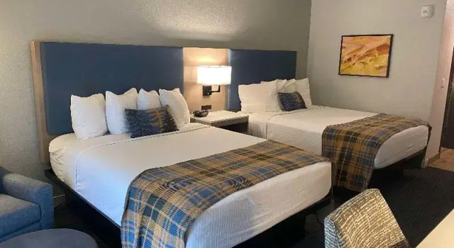Четырёхместный номер Standard с балконом Best Western Lake Lucille Inn