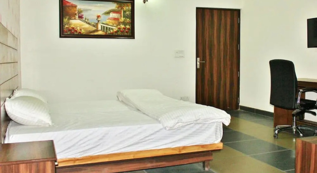 Номер Deluxe Adhunik Hotel Behror