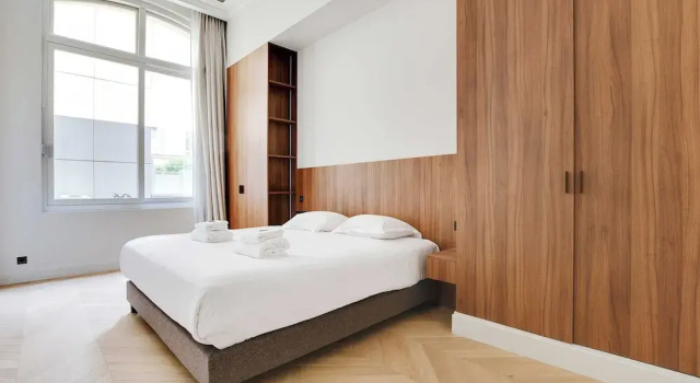 Sleek Apartment - 2bd/ 4P - Champs Elysees, Забронировать Апартаменты/квартира Отели Парижа с парковкой, рядом с Свято-Троицкий собор и Русский православный духовно-культурный центр, Парковка