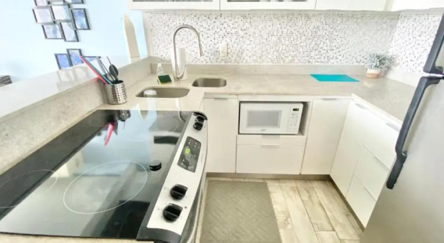 KASA Brisa Marina - 1 bed 1 bath for 2 OCEAN VIEW BALCONY BEACHFRONT CONDO POOL