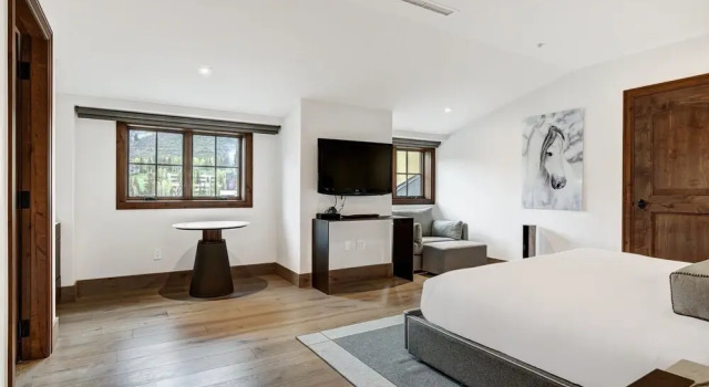Vail Village Private 4 BR Residence w Full Kitchen, Забронировать Апартаменты/квартира Отели Вейл с парковкой, Парковка