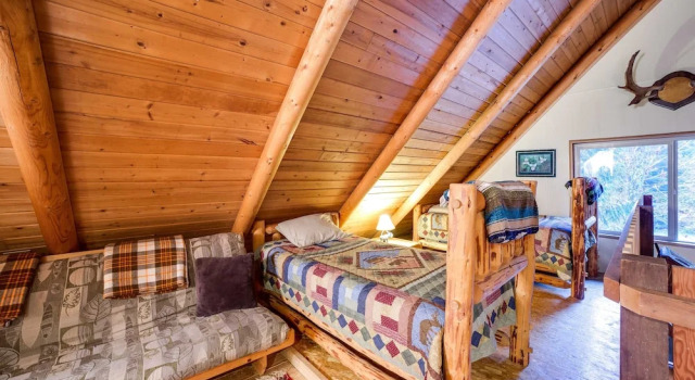 17MBR - Log Cabin - BBQ - Pets Ok - WiFi - Sleeps 8, Buchen Sie Ferienhaus Hotels in Glacier mit Parkplatz, Parkplätze