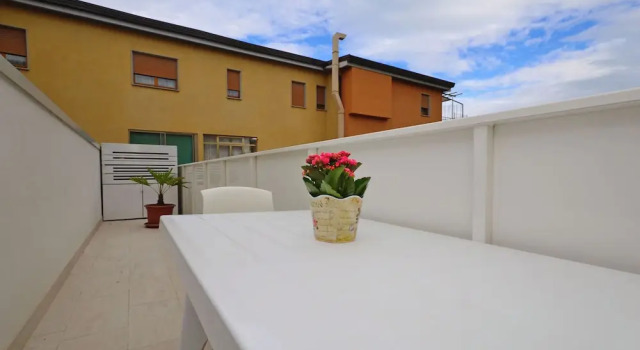 Seaside Escape for a Relaxing Stay, Book Lejlighed Hoteller i Friuli Venezia Giulia med parkering, Parkering
