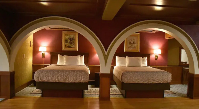 Четырёхместный семейный номер Standard Manresa Castle