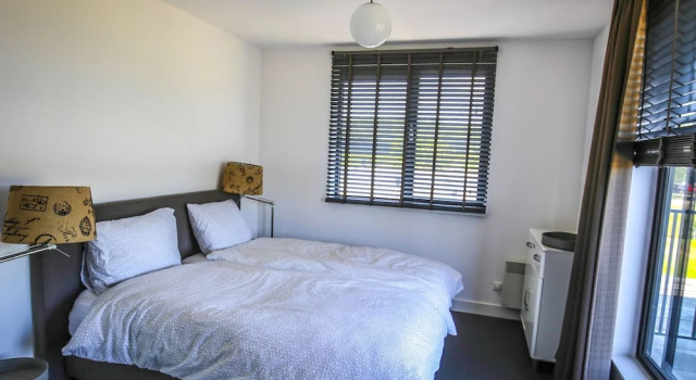 Magnificent waterfront design villa, located near Harderbos, Rezerwuj Boutique Hotel Hotele w Veluwe z parkingiem, Parking