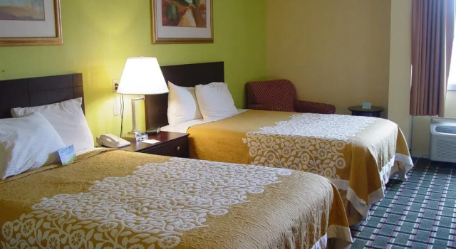 Четырёхместный номер Standard Days Hotel by Wyndham Danville Conference Center