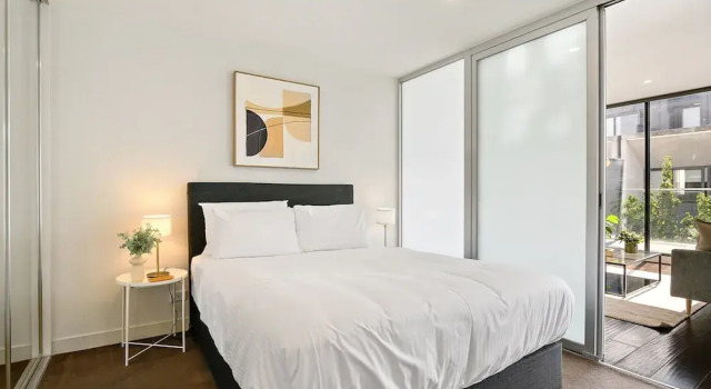 Bright 1BR Apartment Near Maribyrnong River, Book Apartment  