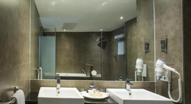 Двухместный номер Standard с балконом Rainbow Towers Hotel & Conference Centre