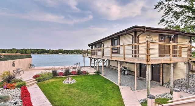 Riverfront Algonac Home w/ Shared Backyard!, Prenota Hotel Algonac Stati Uniti