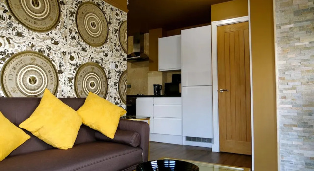 Ultra Deluxe Versace Apartment Near Sheffield, Varaa Huoneisto Asunnot kohteessa Merseyside, Huoneisto
