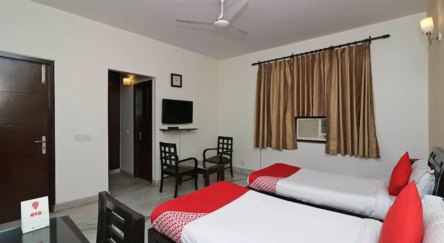 Двухместный номер Standard с балконом OYO 595 Hotel Aravali View