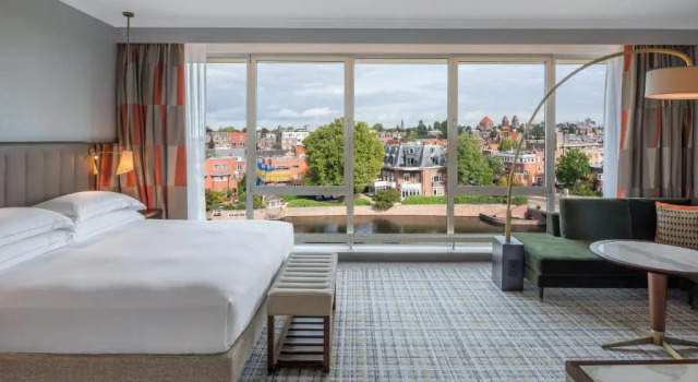 Двухместный полулюкс с видом на канал Hilton Amsterdam